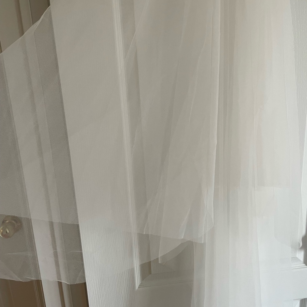 Floor-Length Ivory Wedding Veil with Blusher - Picture 6 of 11